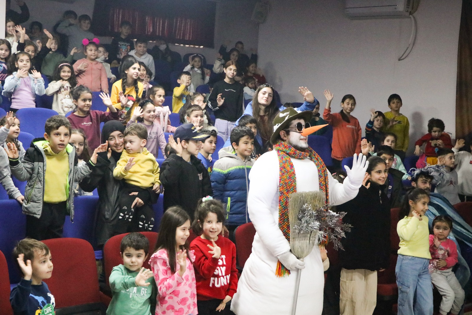 ÇİFTLİKKÖY BELEDİYESİ TİYATROYU OKULLARA TAŞIYOR