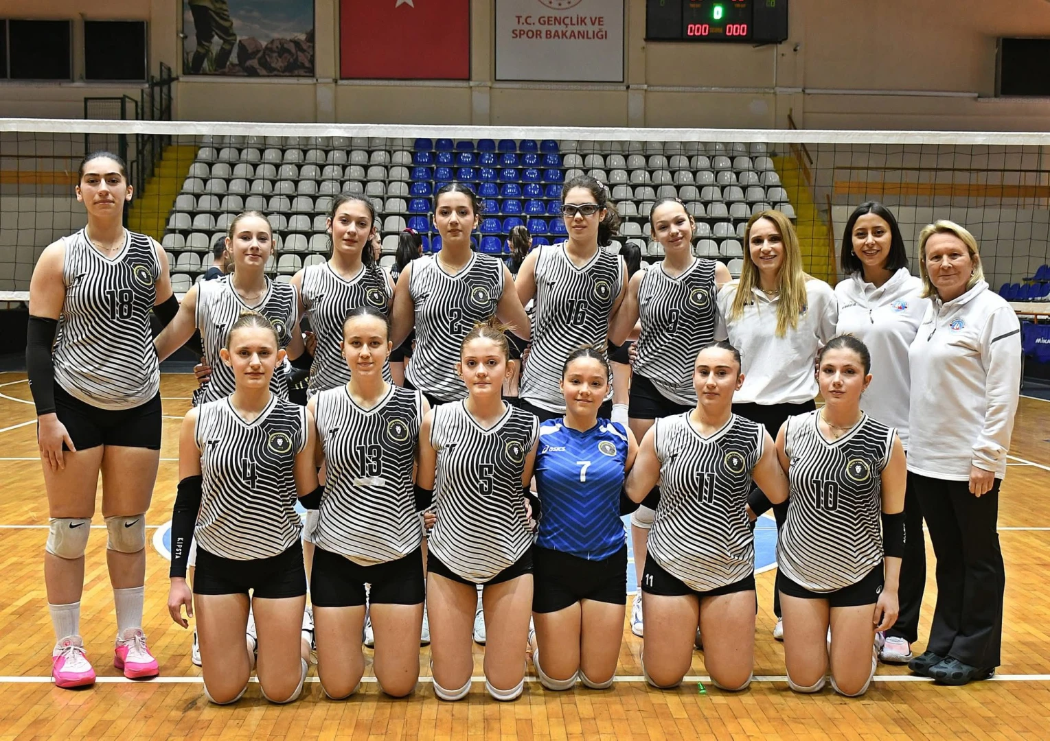 FİLEDE ÇİFTLİKKÖY’ÜN YILDIZ KIZLARI YARI FİNAL ETABI İÇİN PARKEDE