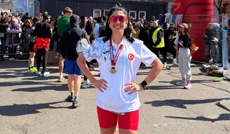 Yalova Üniversitesi Spor Kulübü Prag Yarı Maratonu’nda Büyük Başarı Elde Etti