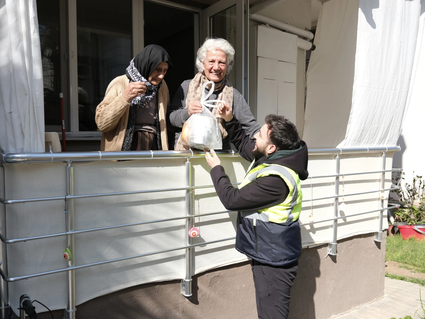 ÇİFTLİKKÖY’DE SOSYAL DESTEKLER İHTİYAÇ SAHİPLERİYLE BULUŞUYOR