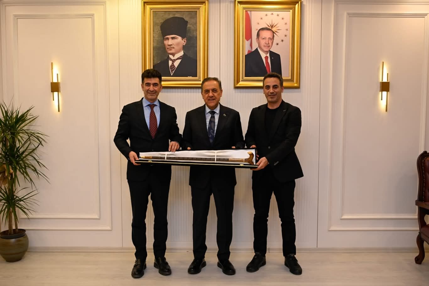 Yalova Belediye Başkan Yardımcısı Mesut Tutuğ ve İş İnsanı Fatih Tutuğ’dan Vali Ahmet Hamdi Usta’ya Ziyaret