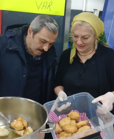 İYİ Parti’den Yalova’da Gönüllere Dokunan Etkinlik: Köylü Pazarında Pişi İkramı