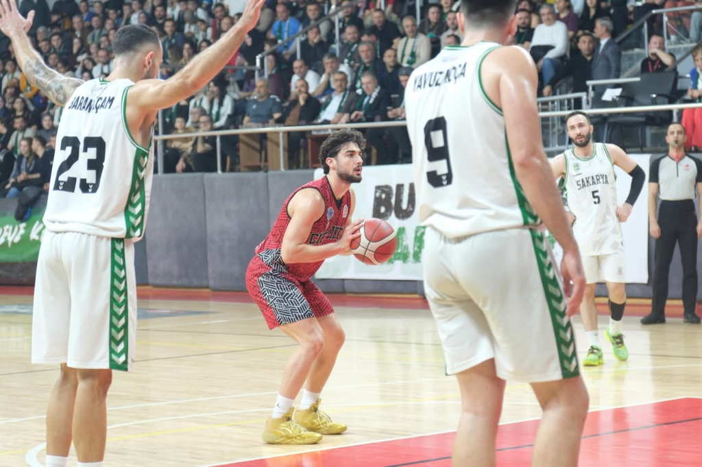 Çiftlikköy Belediye, Sakarya'da Sonunu Getiremedi (87-81)