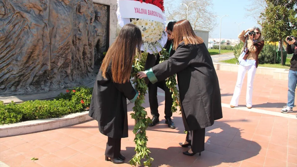 Yalova Barosu Başkanı Av. Elif Turnacı Çavuş’tan Avukatlar Günü Mesajı: “Savunma Varsa Adalet Vardır”