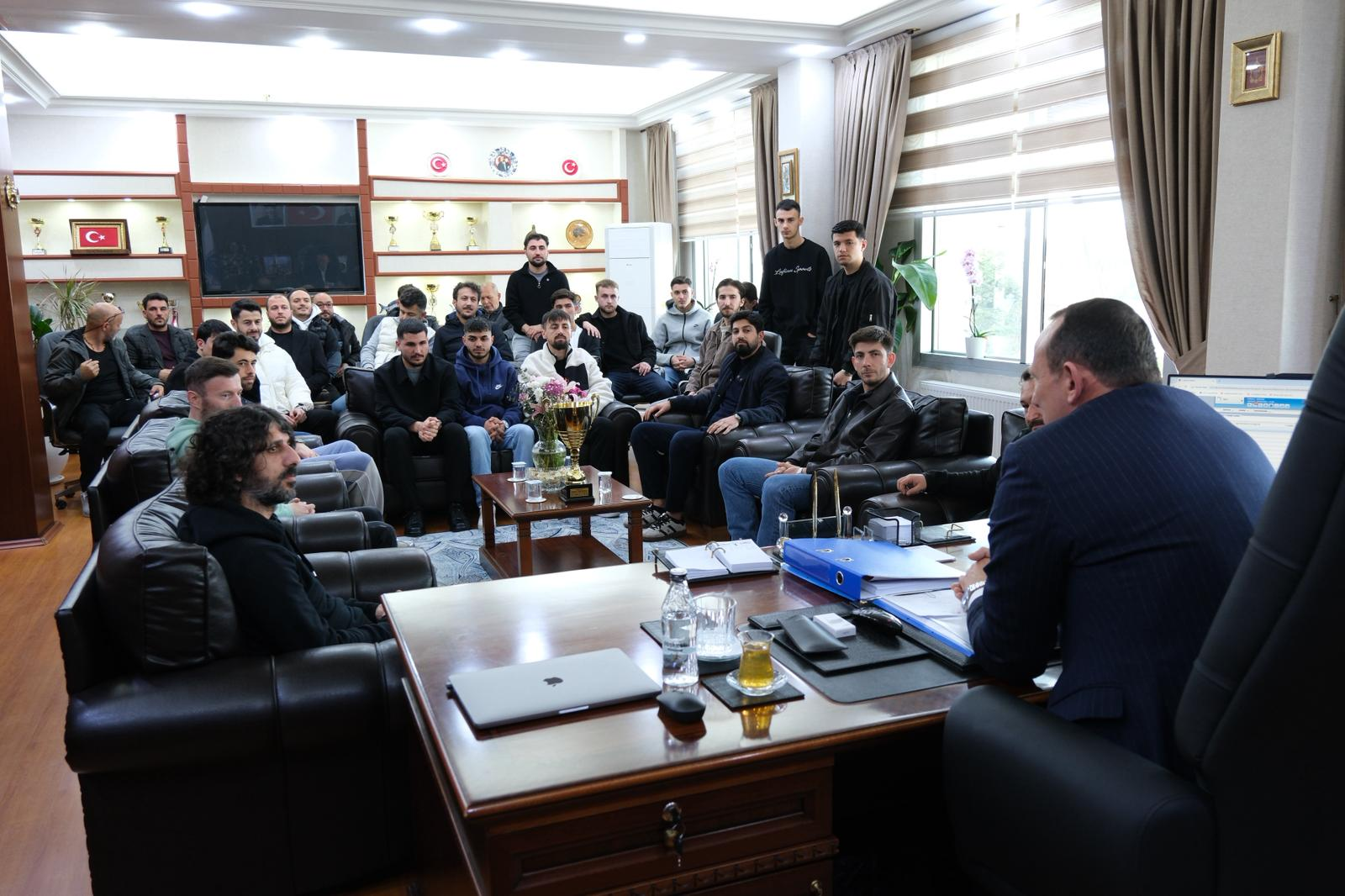 BAŞKAN YELE, TARİH YAZAN KADROYU AĞIRLADI