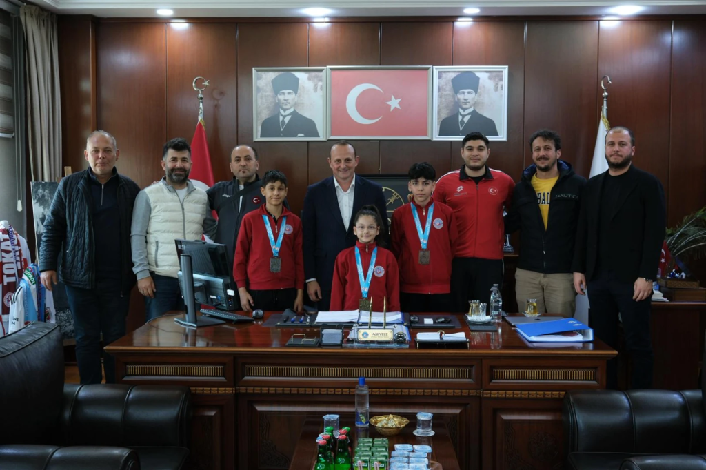 ŞAMPİYON KARATECİLER MADALYA SEVİNÇLERİNİ BAŞKAN YELE’YLE PAYLAŞTI