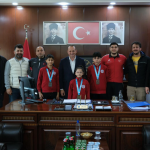 ŞAMPİYON KARATECİLER MADALYA SEVİNÇLERİNİ BAŞKAN YELE’YLE PAYLAŞTI