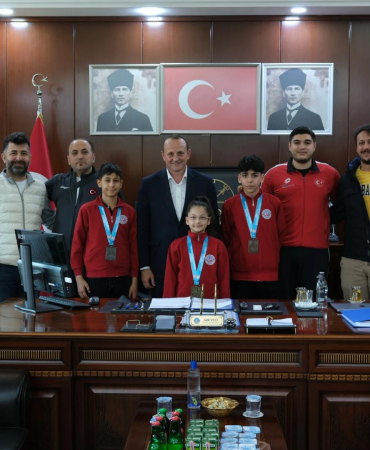 ŞAMPİYON KARATECİLER MADALYA SEVİNÇLERİNİ BAŞKAN YELE’YLE PAYLAŞTI