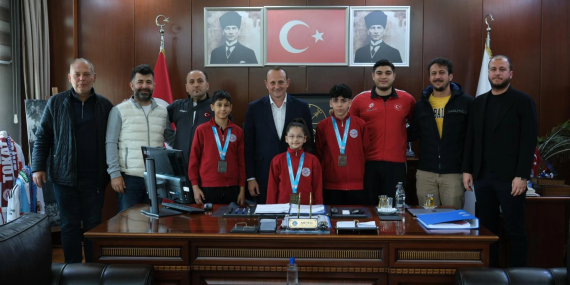 ŞAMPİYON KARATECİLER MADALYA SEVİNÇLERİNİ BAŞKAN YELE’YLE PAYLAŞTI