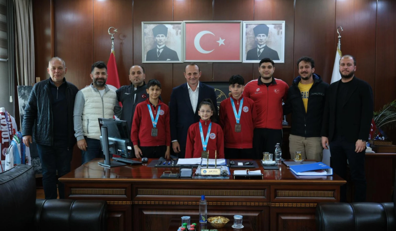 ŞAMPİYON KARATECİLER MADALYA SEVİNÇLERİNİ BAŞKAN YELE’YLE PAYLAŞTI