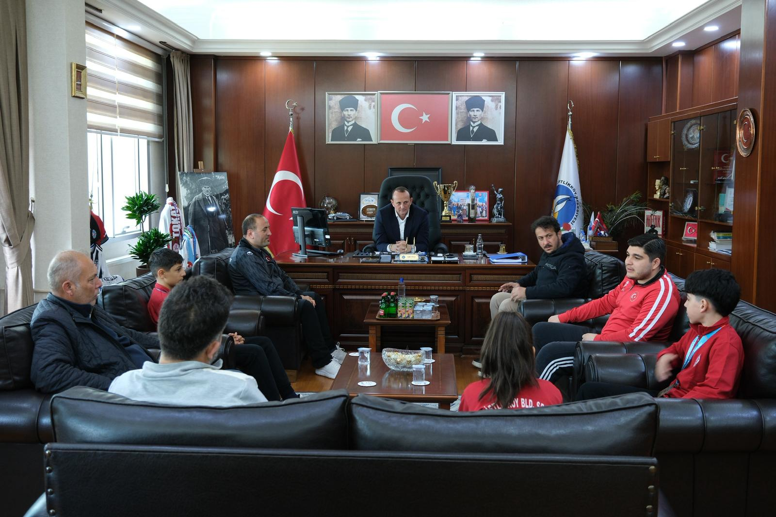 ŞAMPİYON KARATECİLER MADALYA SEVİNÇLERİNİ BAŞKAN YELE’YLE PAYLAŞTI