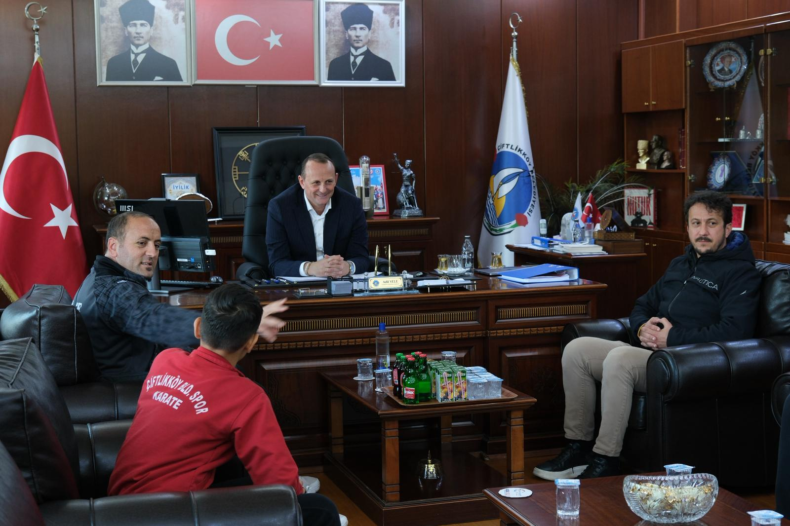 ŞAMPİYON KARATECİLER MADALYA SEVİNÇLERİNİ BAŞKAN YELE’YLE PAYLAŞTI