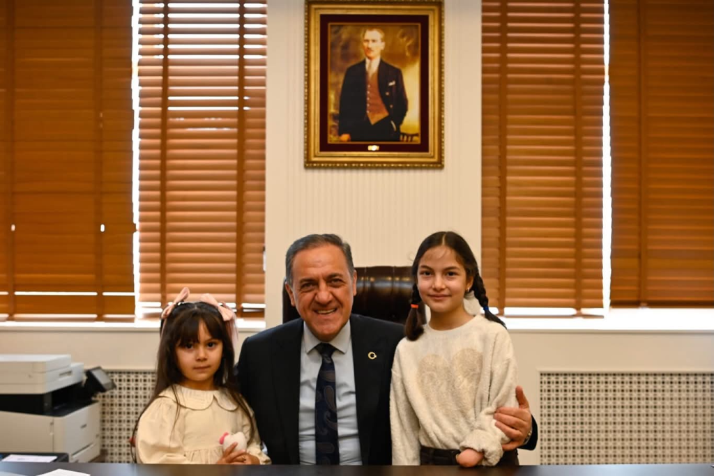 “Vali Usta’dan Minik Kitap Kurtlarına Büyük Övgü: ‘Okuma Aşkınız Hiç Bitmesin’”