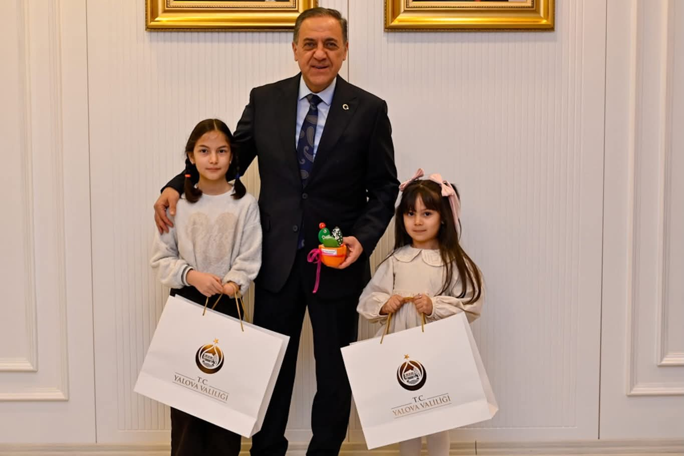 “Vali Usta’dan Minik Kitap Kurtlarına Büyük Övgü: ‘Okuma Aşkınız Hiç Bitmesin’”