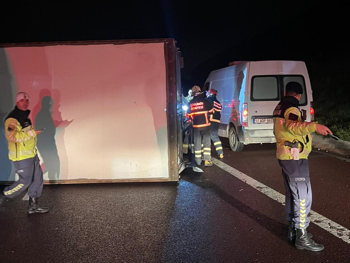 ÇİFTLİKKÖY İTFAİYESİ’NDEN OTOYOL KAZASINA HIZLI MÜDAHALE 5 ÇİFTLİKKÖY İTFAİYESİ’NDEN OTOYOL KAZASINA HIZLI MÜDAHALE