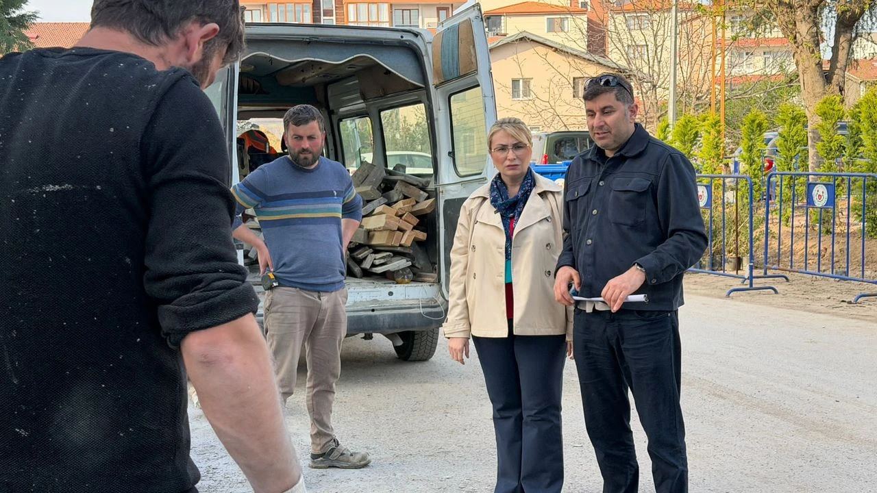 Altınova’da Kaldırımlar Yenileniyor: Sokaklar Daha Modern ve Güvenli 4 Altınova’da Kaldırımlar Yenileniyor: Sokaklar Daha Modern ve Güvenli