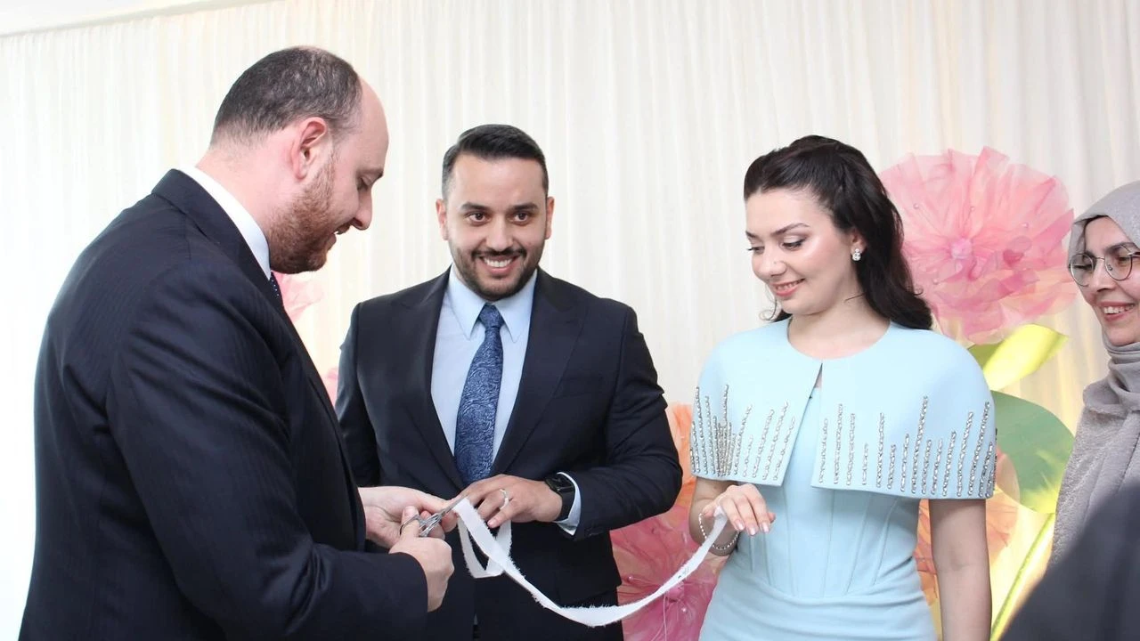 AK Parti Yalova Heyeti Genç Çiftin Nişan Sevincine Ortak Oldu 3 AK Parti Yalova Heyeti Genç Çiftin Nişan Sevincine Ortak Oldu