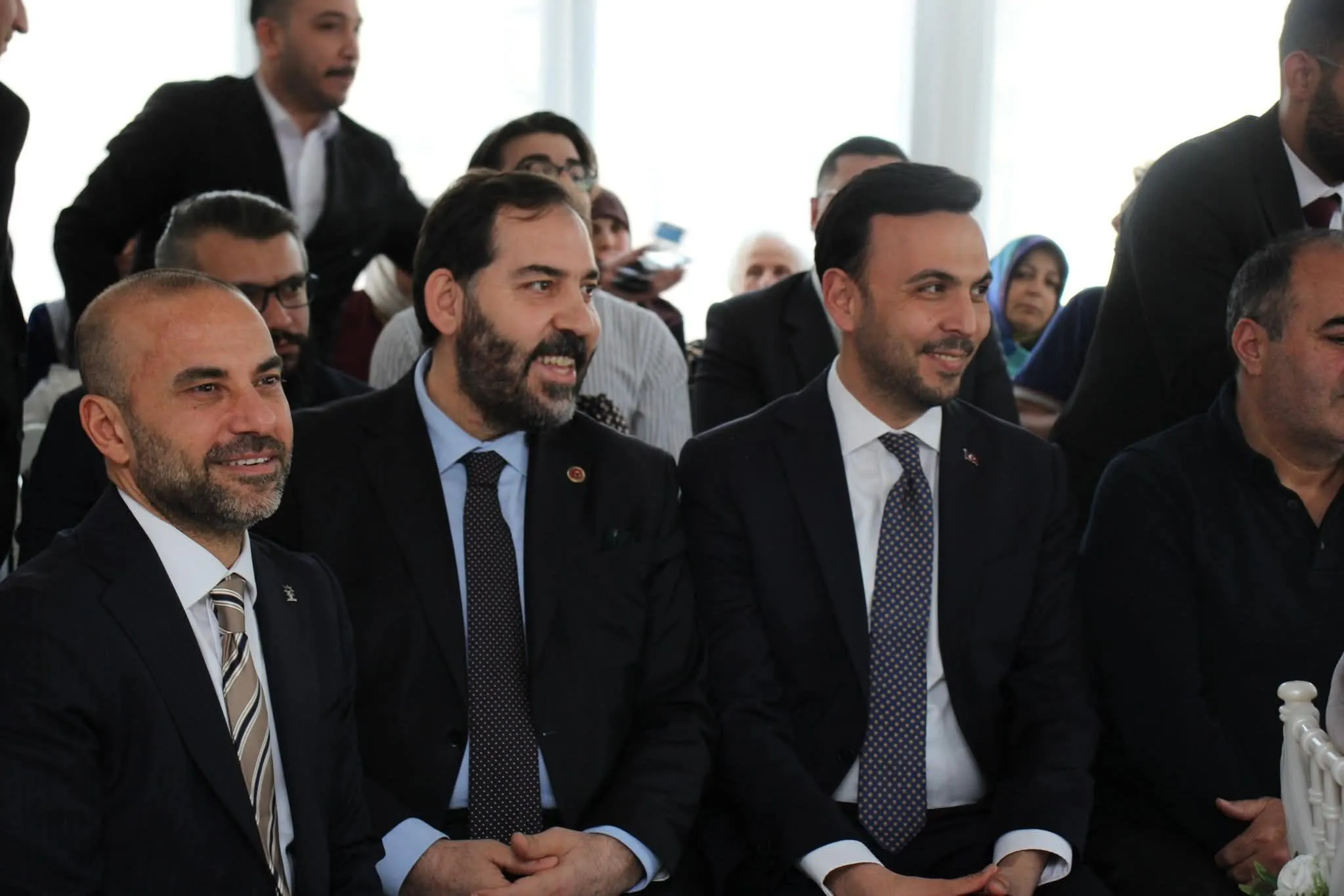 AK Parti Yalova Heyeti Genç Çiftin Nişan Sevincine Ortak Oldu 4 AK Parti Yalova Heyeti Genç Çiftin Nişan Sevincine Ortak Oldu