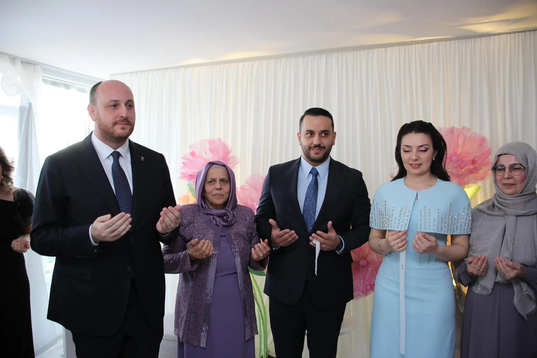 AK Parti Yalova Heyeti Genç Çiftin Nişan Sevincine Ortak Oldu 5 AK Parti Yalova Heyeti Genç Çiftin Nişan Sevincine Ortak Oldu