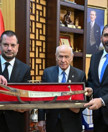 Trabzonspor’dan Bahçeli’ye Anlamlı Ziyaret: Retro Forma ve Özel Kılıç Takdim Edildi