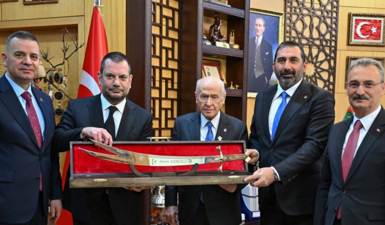 Trabzonspor’dan Bahçeli’ye Anlamlı Ziyaret: Retro Forma ve Özel Kılıç Takdim Edildi 1 Trabzonspor’dan Bahçeli’ye Anlamlı Ziyaret: Retro Forma ve Özel Kılıç Takdim Edildi