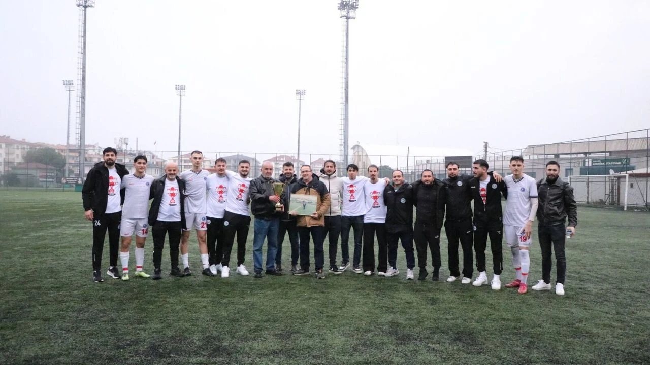 ERDİNÇ ERKORKMAZ’A ANLAMLI VEFA: YALOVA FUTBOLU EFSANESİNİ UNUTMADI 5 ERDİNÇ ERKORKMAZ’A ANLAMLI VEFA: YALOVA FUTBOLU EFSANESİNİ UNUTMADI