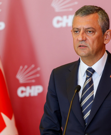 Özgür Özel’den Okul Saldırıları Sonrası Sert Tepki: “Okul Güvenliği Ertelenemez”