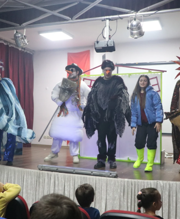 ÇİFTLİKKÖY BELEDİYESİ TİYATROYU OKULLARA TAŞIYOR