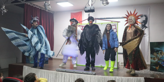 ÇİFTLİKKÖY BELEDİYESİ TİYATROYU OKULLARA TAŞIYOR