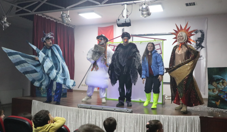 ÇİFTLİKKÖY BELEDİYESİ TİYATROYU OKULLARA TAŞIYOR