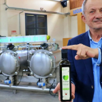 SOĞUK SIKIMDA VERİM DEVRİMİ: YERLİ ZEYTİNYAĞI MAKİNESİ SAHNEYE ÇIKIYOR