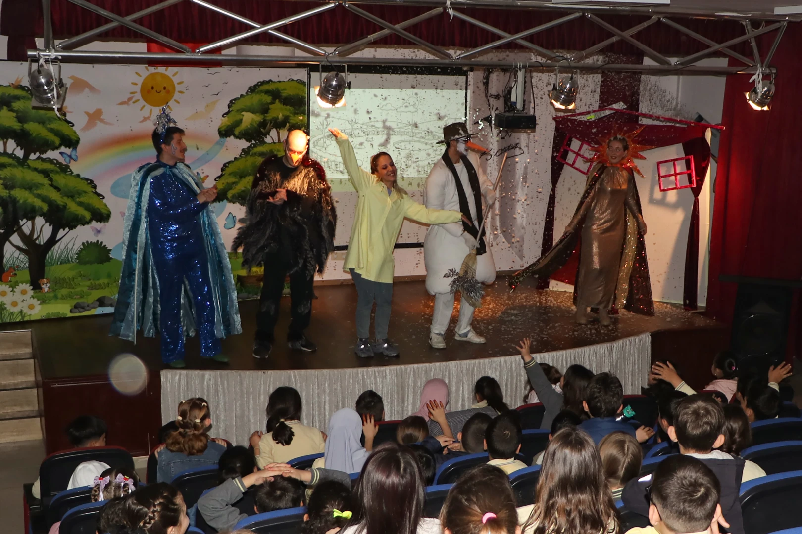 ÇİFTLİKKÖYLÜ ÖĞRENCİLER ÇOCUK TİYATROSU ŞÖLENİYLE EĞLENDİ