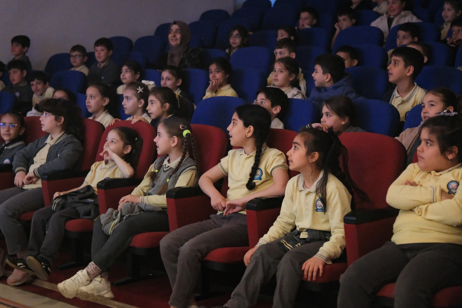 ÇİFTLİKKÖYLÜ ÖĞRENCİLER ÇOCUK TİYATROSU ŞÖLENİYLE EĞLENDİ