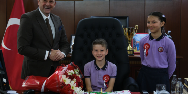 ÇİFTLİKKÖY’DE ÇOCUKLAR BAŞKANLIK KOLTUĞUNA GEÇTİ