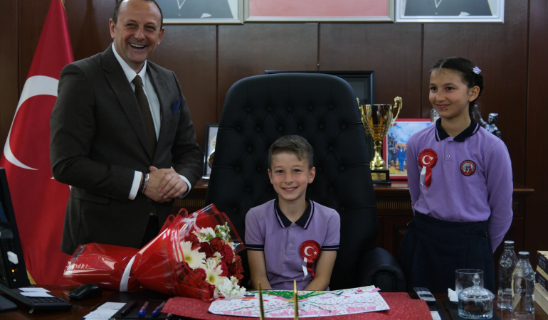 ÇİFTLİKKÖY’DE ÇOCUKLAR BAŞKANLIK KOLTUĞUNA GEÇTİ