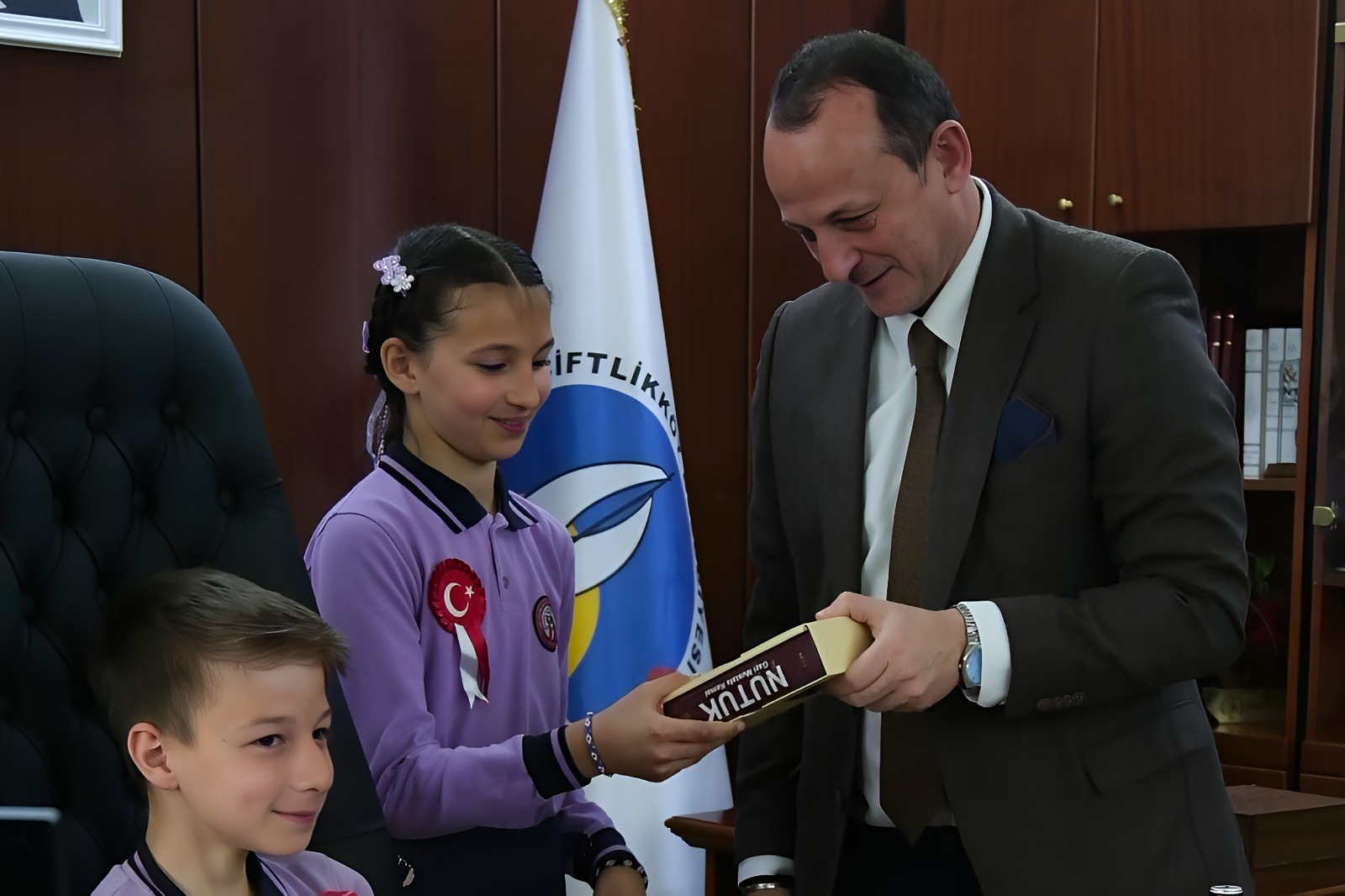 ÇİFTLİKKÖY’DE ÇOCUKLAR BAŞKANLIK KOLTUĞUNA GEÇTİ