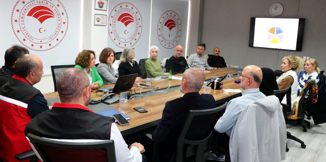 SERMAYECİK’Lİ YABAN MERSİNİ ÜRETİCİLERİNE İYİ TARIM EĞİTİMİ VERİLDİ