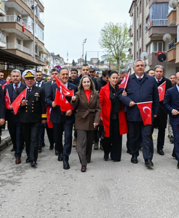 YALOVA’DA 23 NİSAN COŞKUSU: HÜZÜN VE GURUR AYNI MEYDANDA BULUŞTU