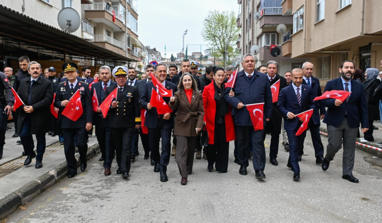 YALOVA’DA 23 NİSAN COŞKUSU: HÜZÜN VE GURUR AYNI MEYDANDA BULUŞTU