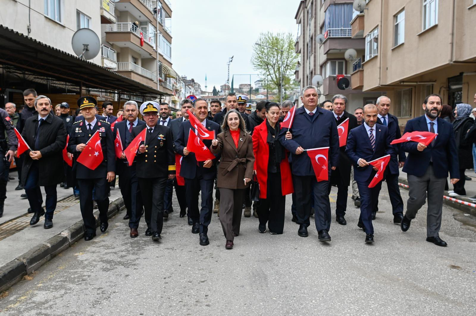 YALOVA’DA 23 NİSAN COŞKUSU: HÜZÜN VE GURUR AYNI MEYDANDA BULUŞTU