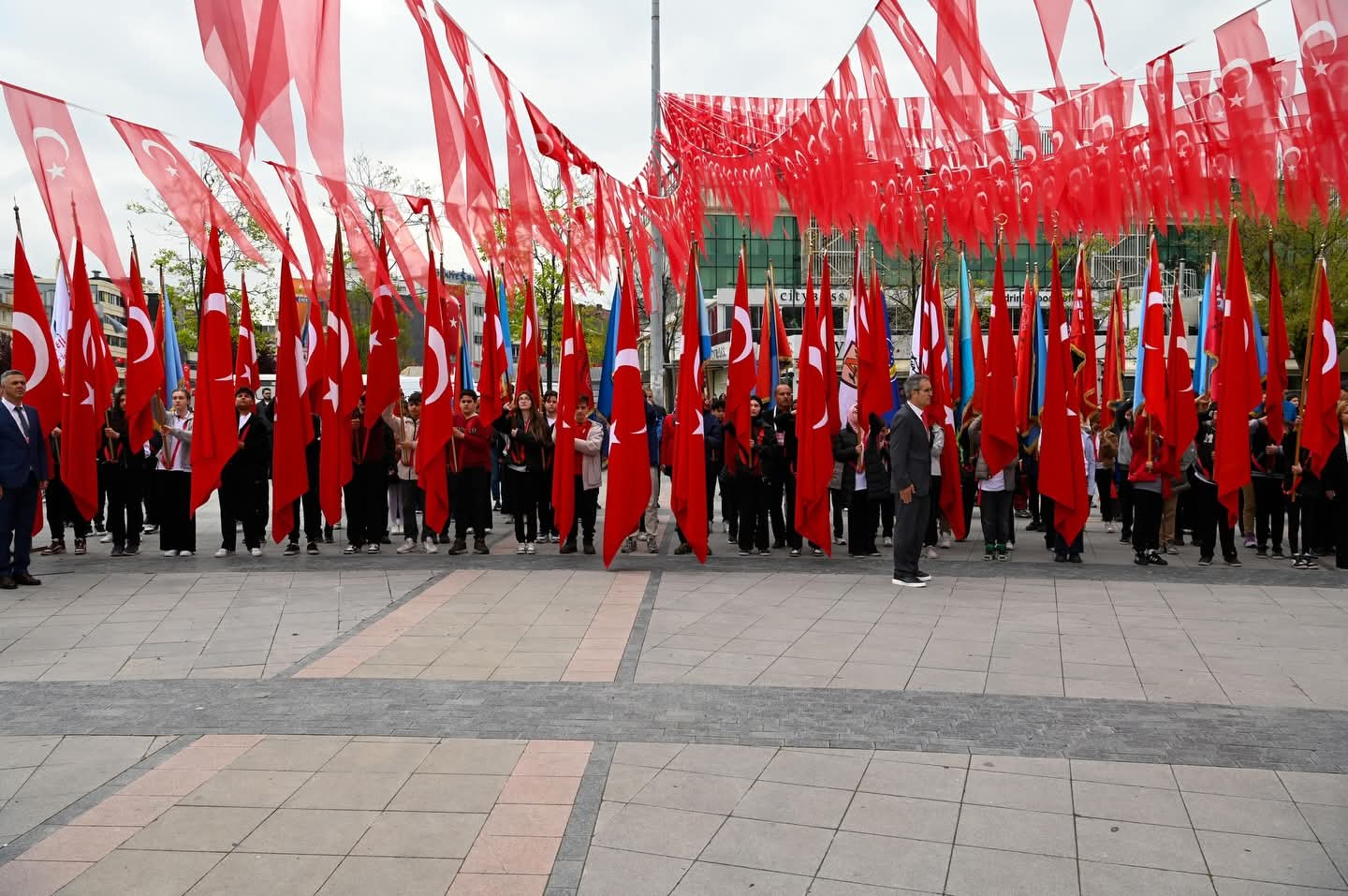 YALOVA’DA 23 NİSAN COŞKUSU: HÜZÜN VE GURUR AYNI MEYDANDA BULUŞTU