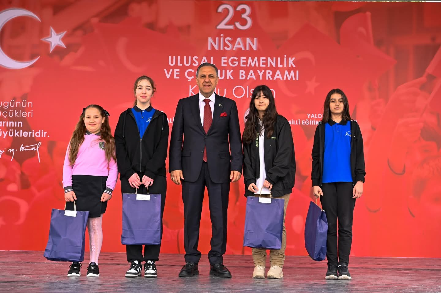 YALOVA’DA 23 NİSAN COŞKUSU: HÜZÜN VE GURUR AYNI MEYDANDA BULUŞTU