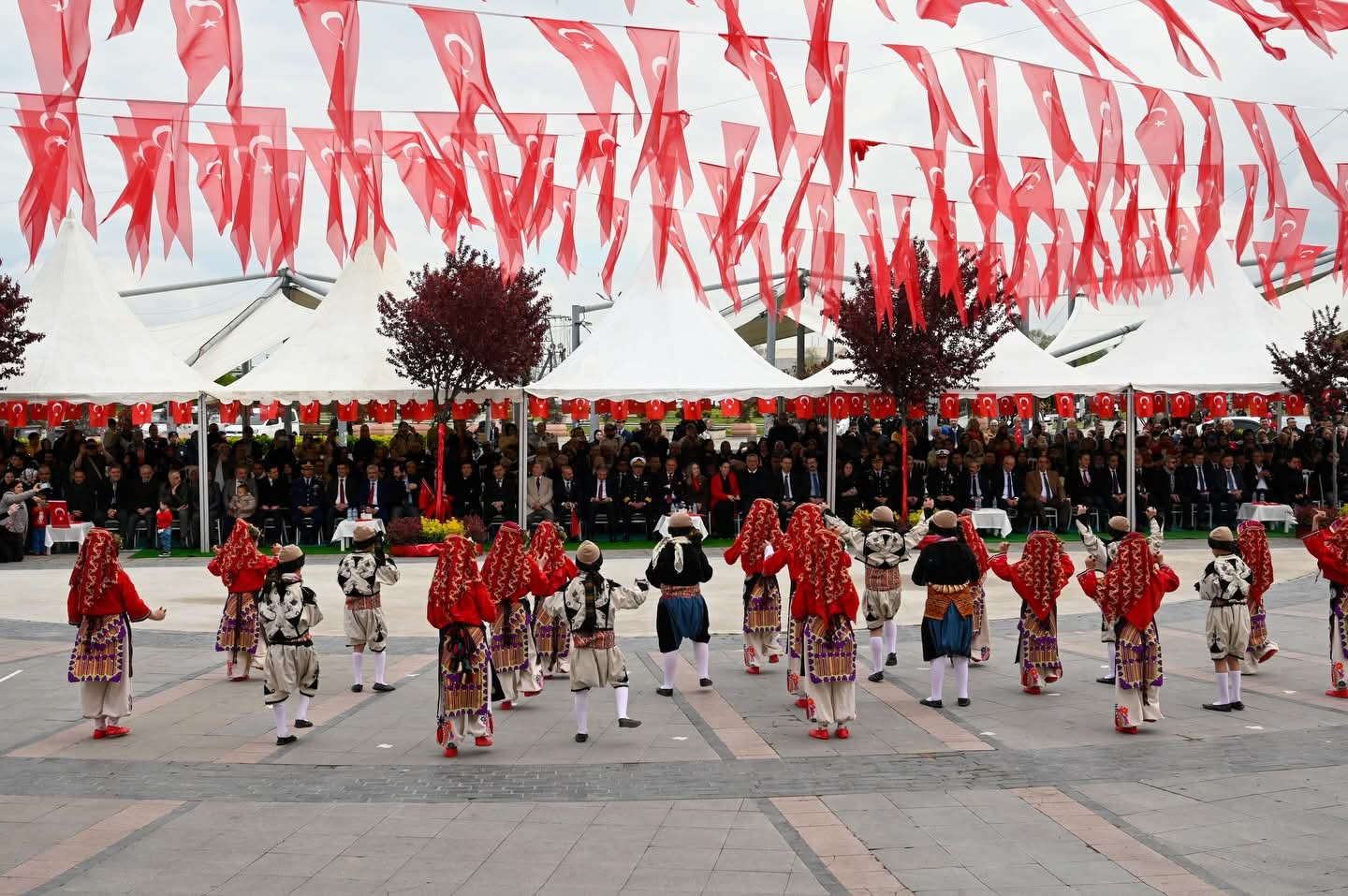 YALOVA’DA 23 NİSAN COŞKUSU: HÜZÜN VE GURUR AYNI MEYDANDA BULUŞTU