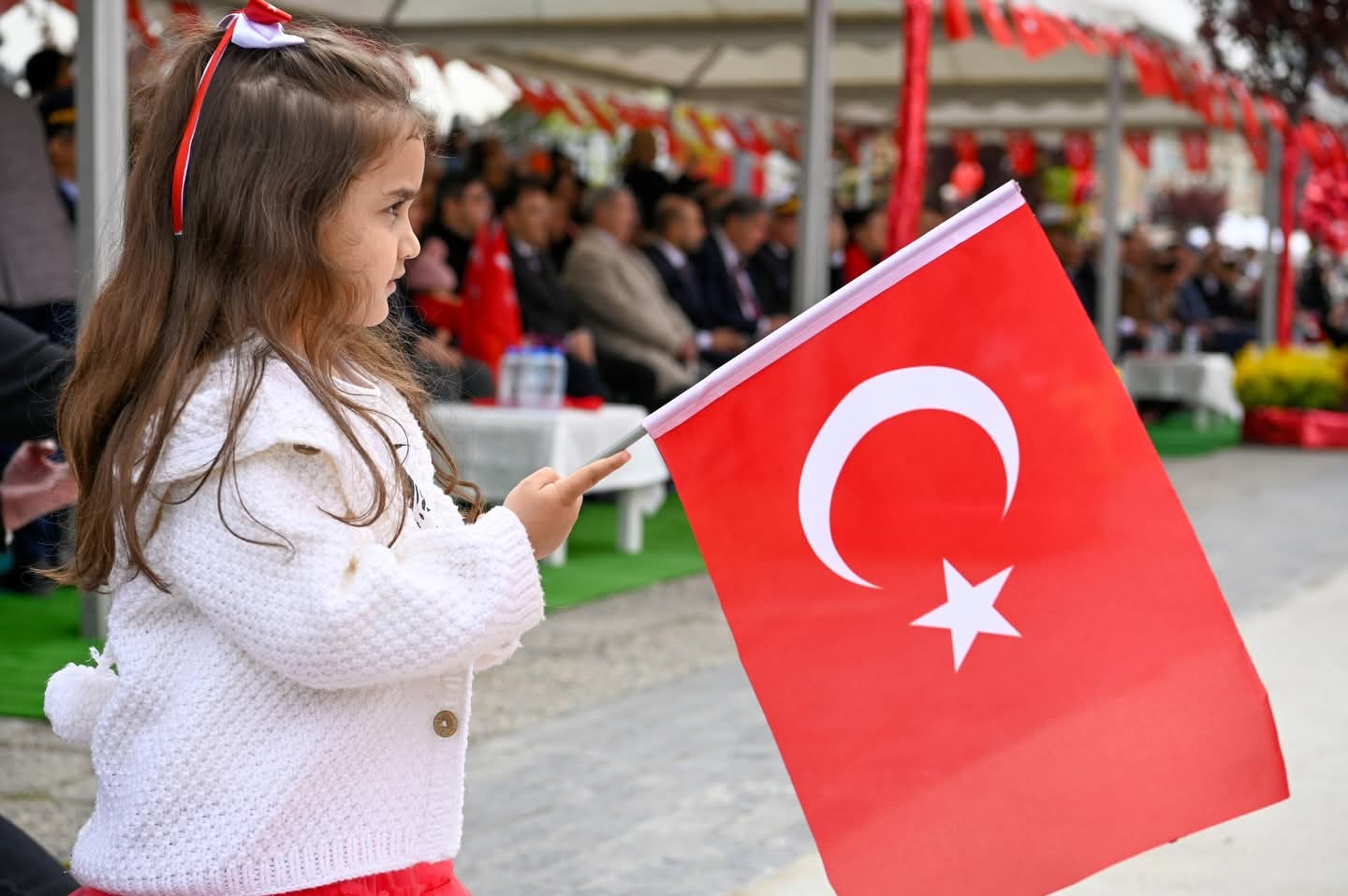 YALOVA’DA 23 NİSAN COŞKUSU: HÜZÜN VE GURUR AYNI MEYDANDA BULUŞTU