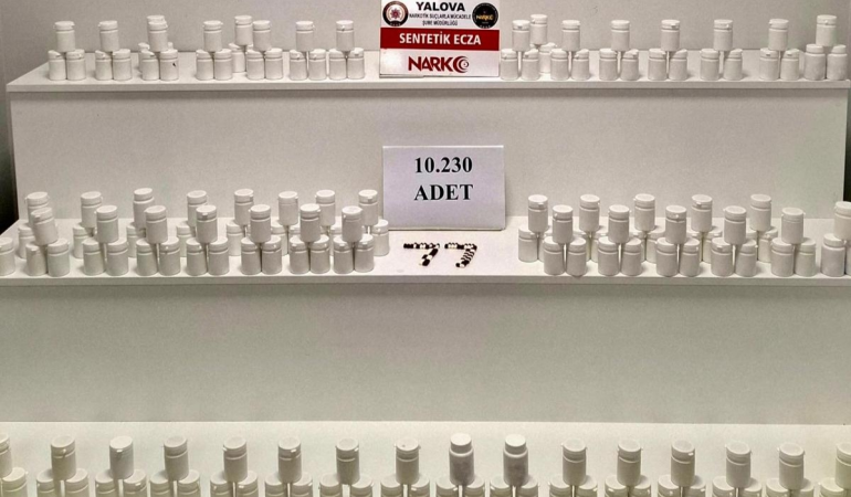 Yalova’da Uyuşturucu Operasyonu: 10 Bin 230 Hap Ele Geçirildi, 2 Şüpheli Tutuklandı 1 Yalova’da Uyuşturucu Operasyonu: 10 Bin 230 Hap Ele Geçirildi, 2 Şüpheli Tutuklandı
