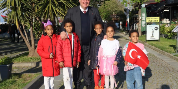 Yalova’da 23 Nisan Coşkusu Zirveye Ulaştı: Başkan Mehmet Gürel Çocuklarla Bayram Sevincini Paylaştı