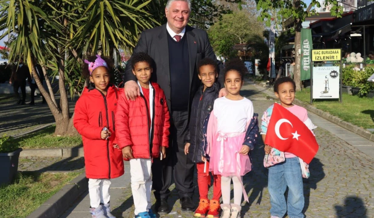 Yalova’da 23 Nisan Coşkusu Zirveye Ulaştı: Başkan Mehmet Gürel Çocuklarla Bayram Sevincini Paylaştı