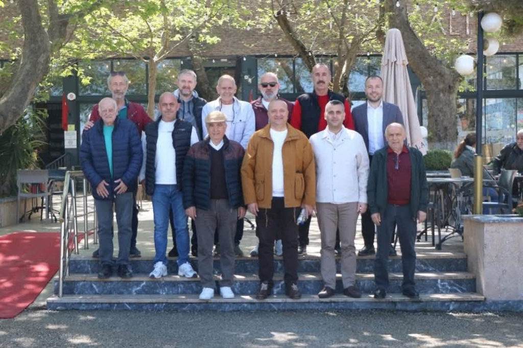 Çınarcık’ta Anlamlı Buluşma: Başkan Avni Kurt, Yalova Masterlar Futbol Takımı ile Kahvaltıda Bir Araya Geldi