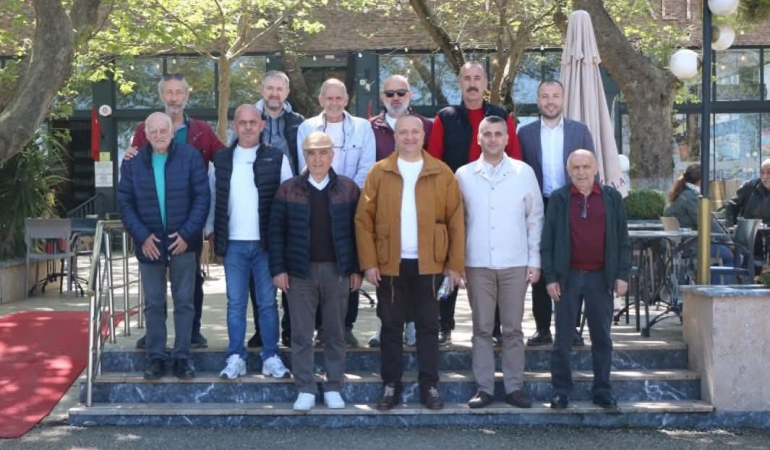 Çınarcık’ta Anlamlı Buluşma: Başkan Avni Kurt, Yalova Masterlar Futbol Takımı ile Kahvaltıda Bir Araya Geldi