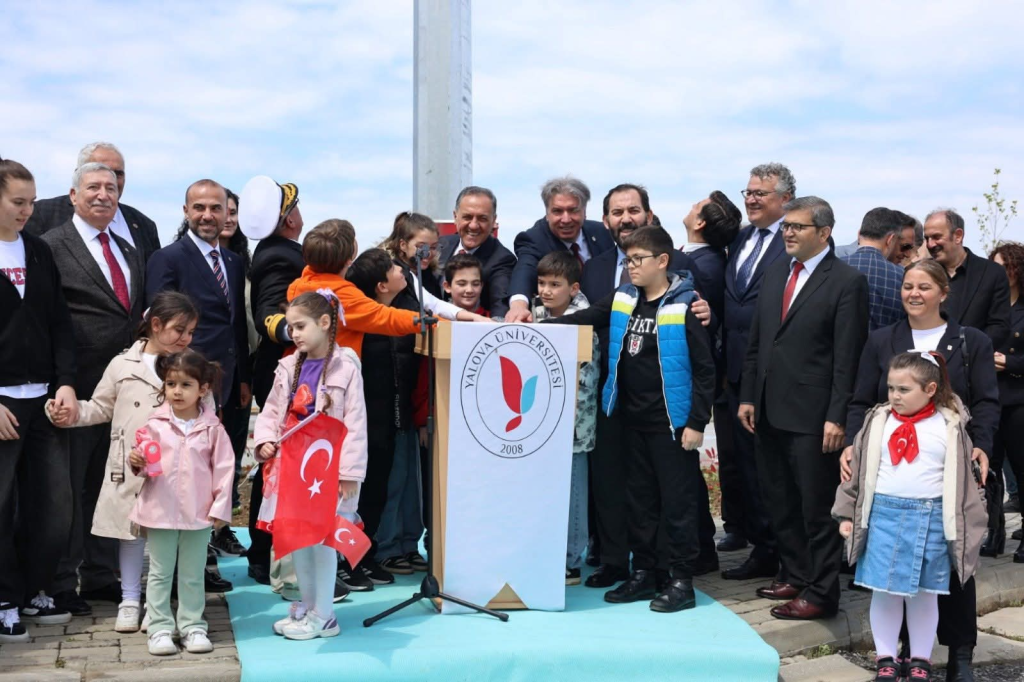 Yalova Üniversitesi’nde 23 Nisan Coşkusu: Dev Türk Bayrağı Göndere Çekildi